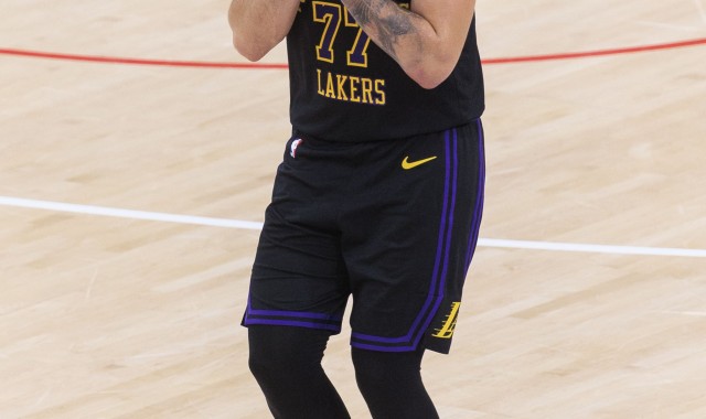 九游娱乐-Skip：东契奇最后拒投空位三分 因为他知道他三分不行 这没人提？