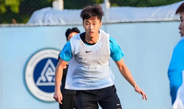 真人娱乐-从希望之星到“玻璃人”：戴伟浚的两次冬训，中国足球的一声叹息|中国男足|上海申花足球俱乐部|球员|心理|申花_新浪体育_新浪新闻