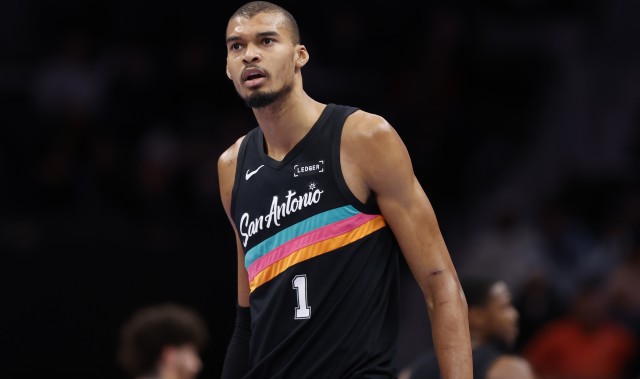 官方网站-文班亚马：克劳福德是我最爱看的球员之一 他是很棒的导师